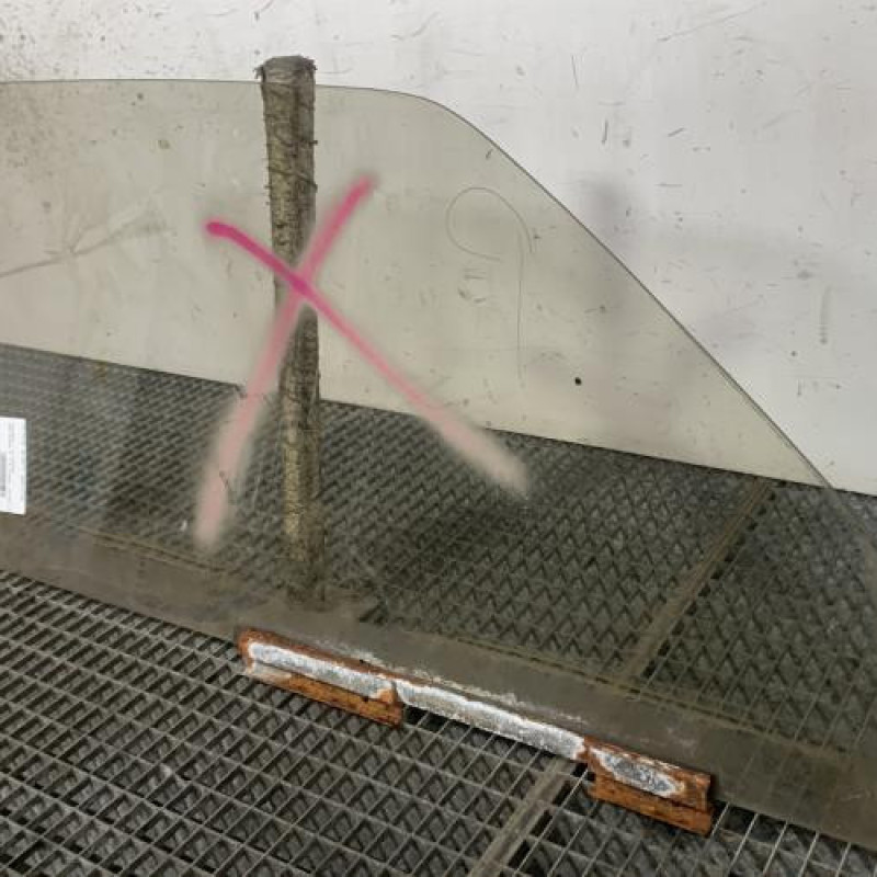 Vitre avant gauche PEUGEOT 205 Photo n°3