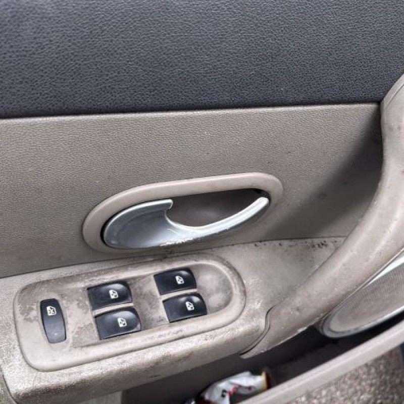 Leve vitre electrique avant gauche RENAULT CLIO 3 Photo n°18