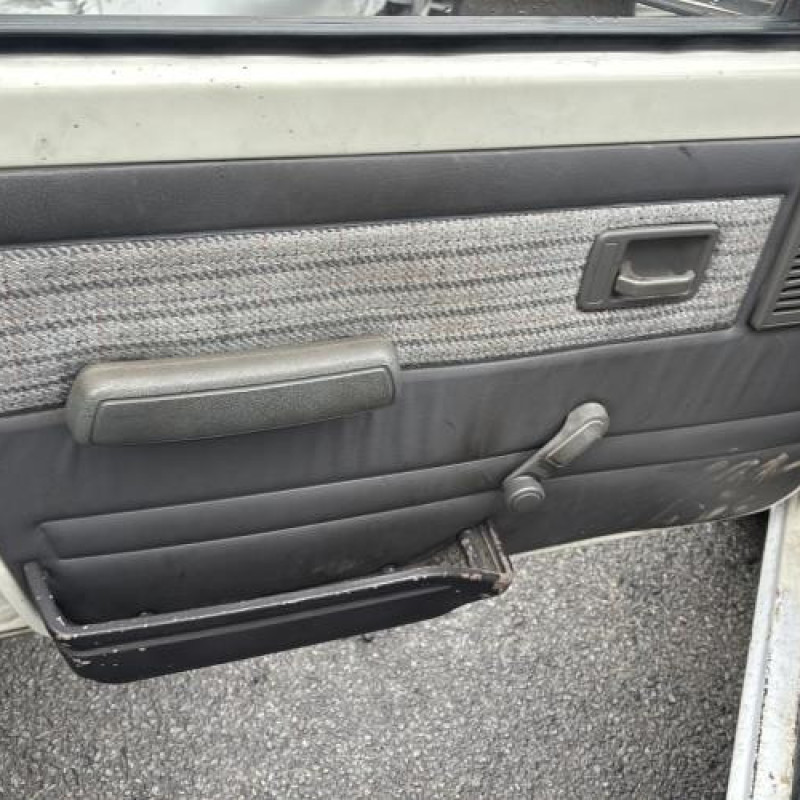 Poignee porte arriere droit PEUGEOT 205 Photo n°13