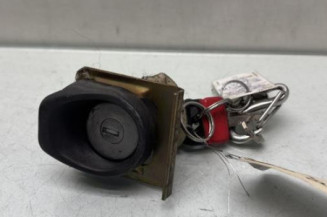 Bouton de coffre PEUGEOT 205 Photo n°1