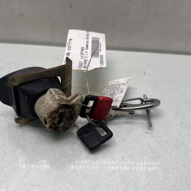 Bouton de coffre PEUGEOT 205 Photo n°3
