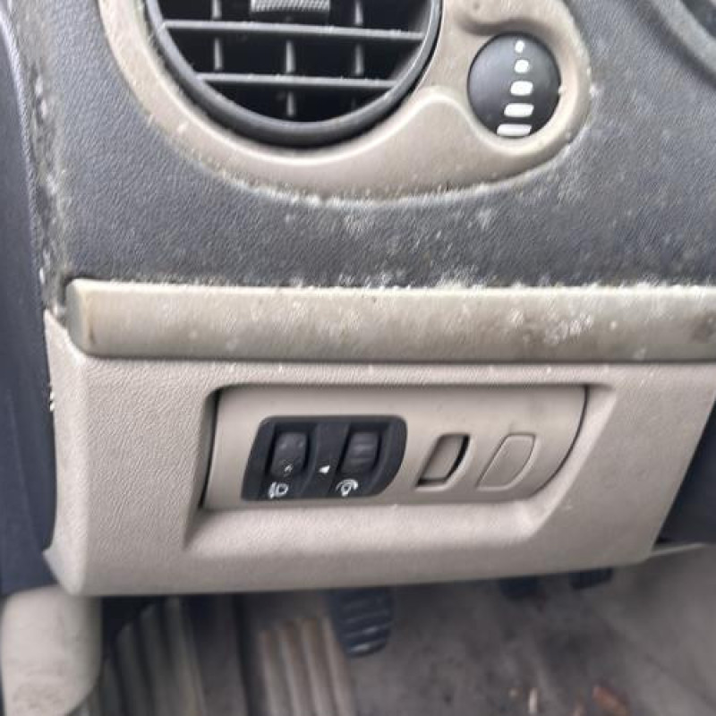 Feu arriere principal gauche (feux) RENAULT CLIO 3 Photo n°19