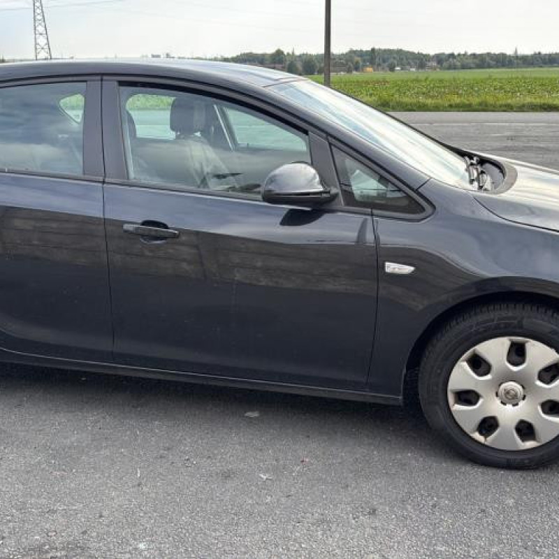 Feu arriere stop central OPEL ASTRA J Photo n°7