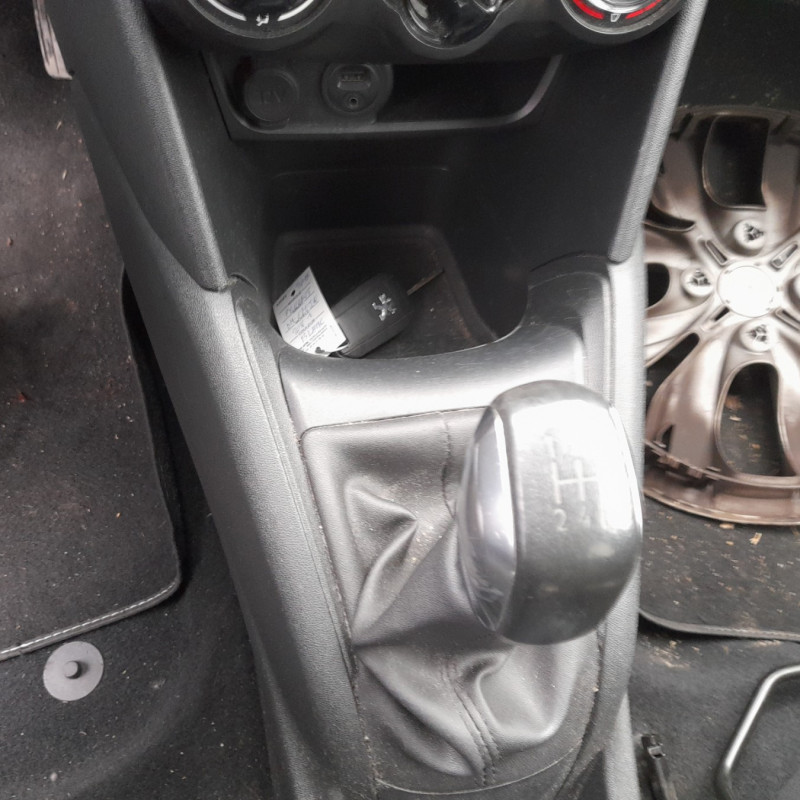 PEUGEOT 208 1 PHASE 1 1.2 VTI - 12V Photo n°8