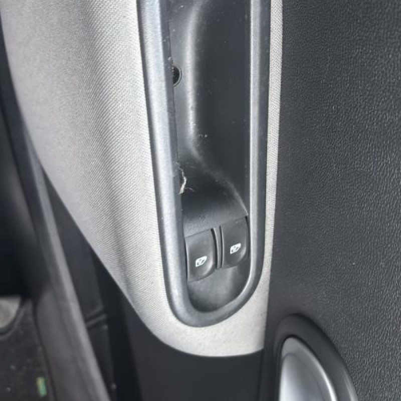 Attache ceinture arriere droit RENAULT CLIO 3 Photo n°14