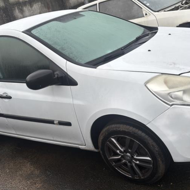 Attache ceinture avant droit RENAULT CLIO 3 Photo n°8