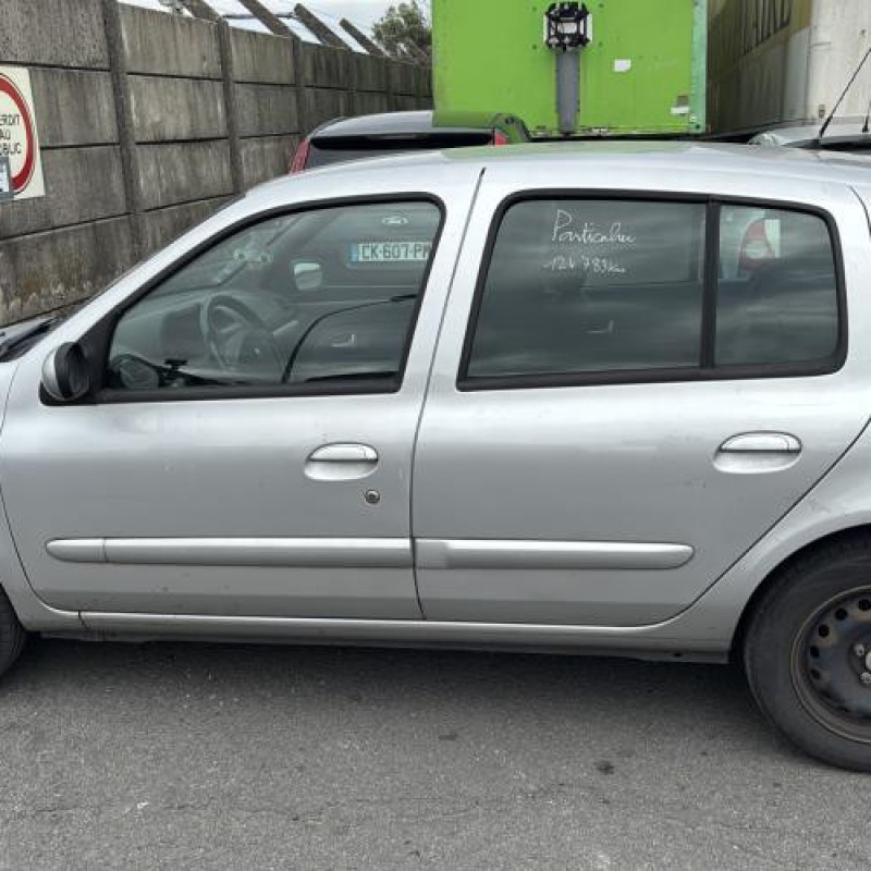 Malle/Hayon arriere RENAULT CLIO 2 CAMPUS Photo n°13