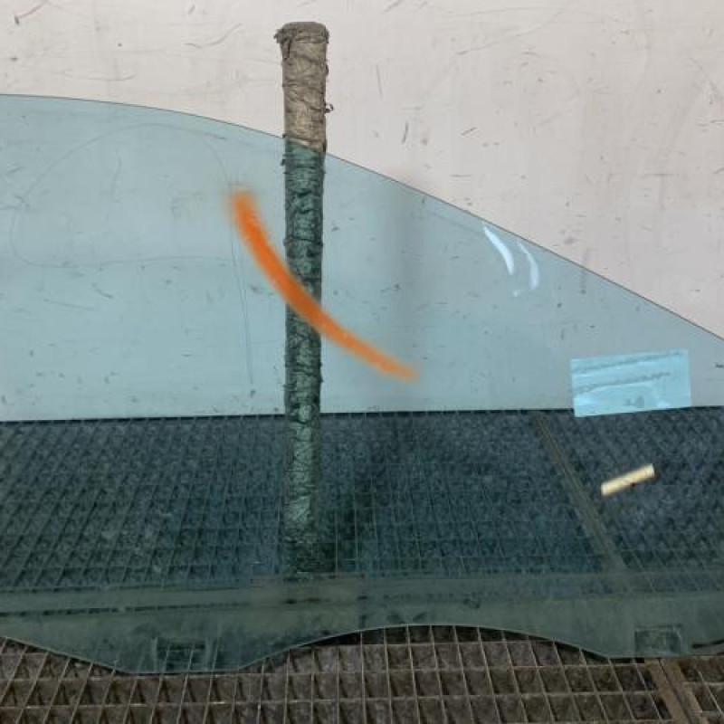 Vitre avant gauche MERCEDES CLASSE C 203 Photo n°4