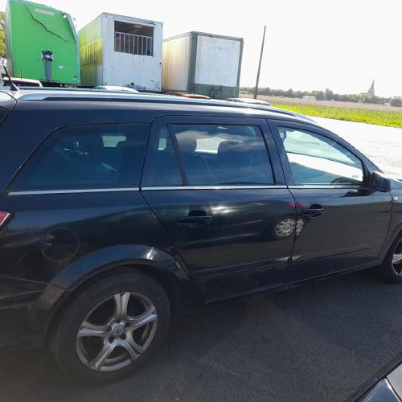 Reservoir essence OPEL ASTRA H Photo n°8