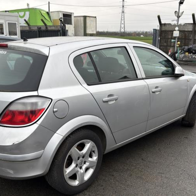 Reservoir essence OPEL ASTRA H Photo n°3