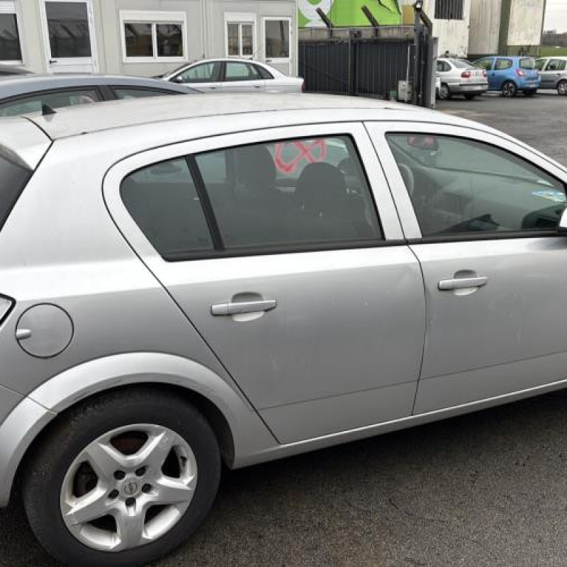 Reservoir essence OPEL ASTRA H Photo n°7