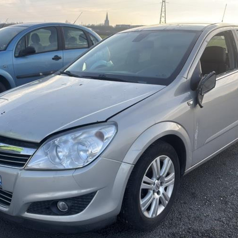 Reservoir essence OPEL ASTRA H Photo n°1