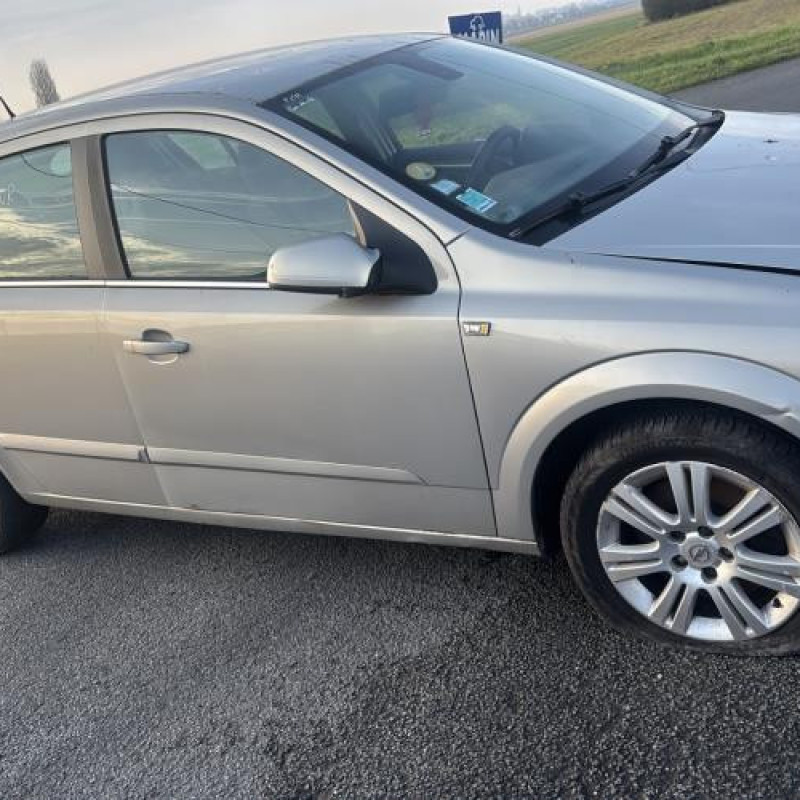 Reservoir essence OPEL ASTRA H Photo n°4