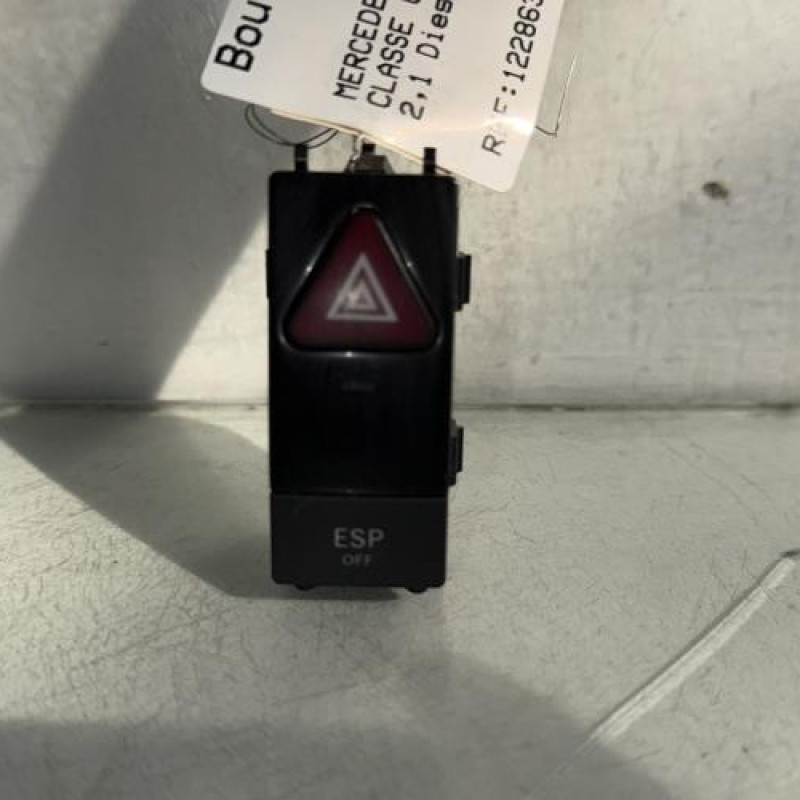 Bouton de warning MERCEDES CLASSE C 204 Photo n°1
