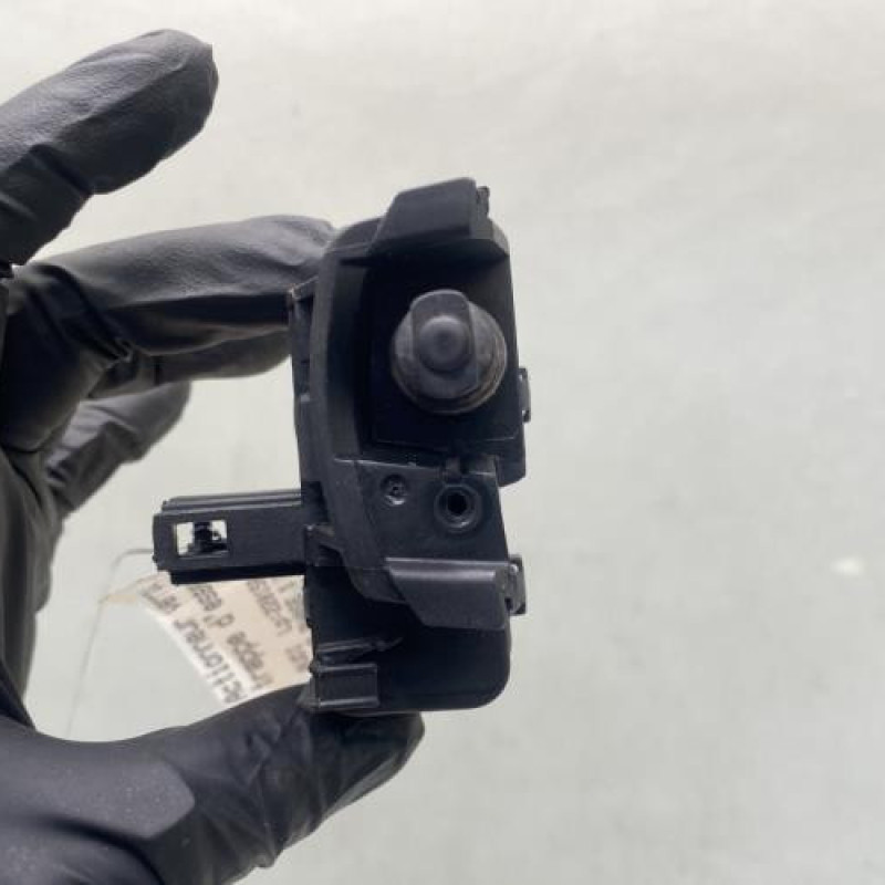 Actionneur verrou trappe d'essence AUDI A4 3 Photo n°2