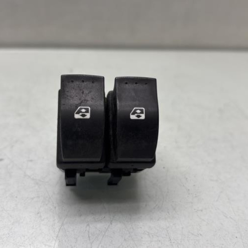 Interrupteur de leve vitre avant gauche RENAULT VEL SATIS Photo n°1