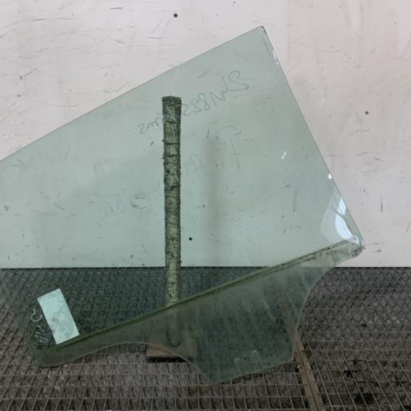 Vitre arriere gauche VOLKSWAGEN POLO 4 Photo n°4