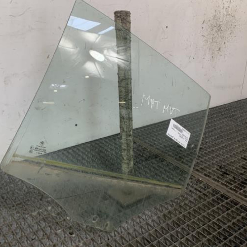 Vitre arriere gauche BMW SERIE 1 E87 Photo n°2