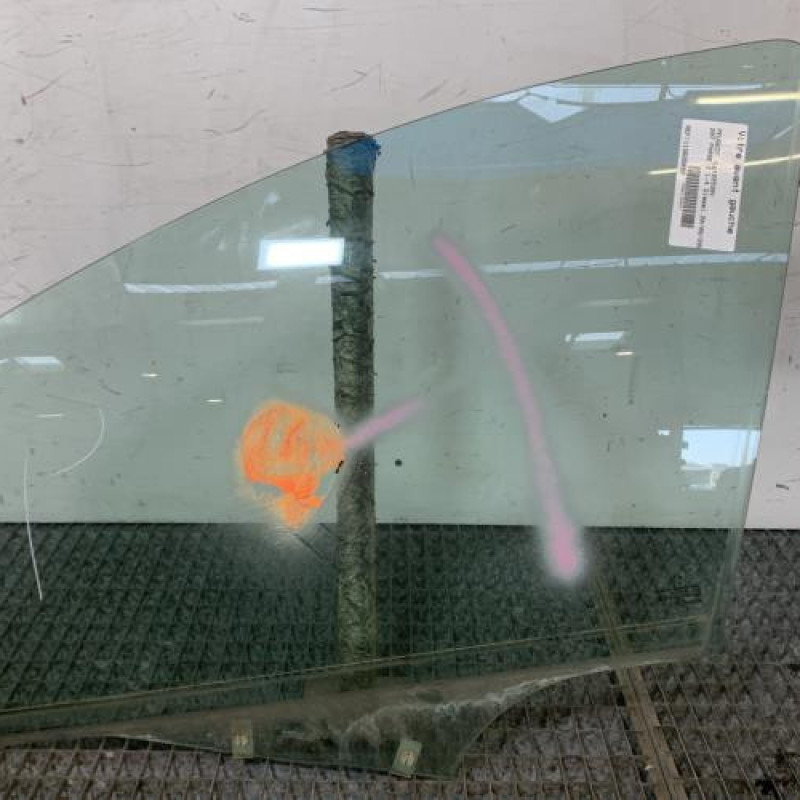 Vitre avant gauche PEUGEOT 207 Photo n°1