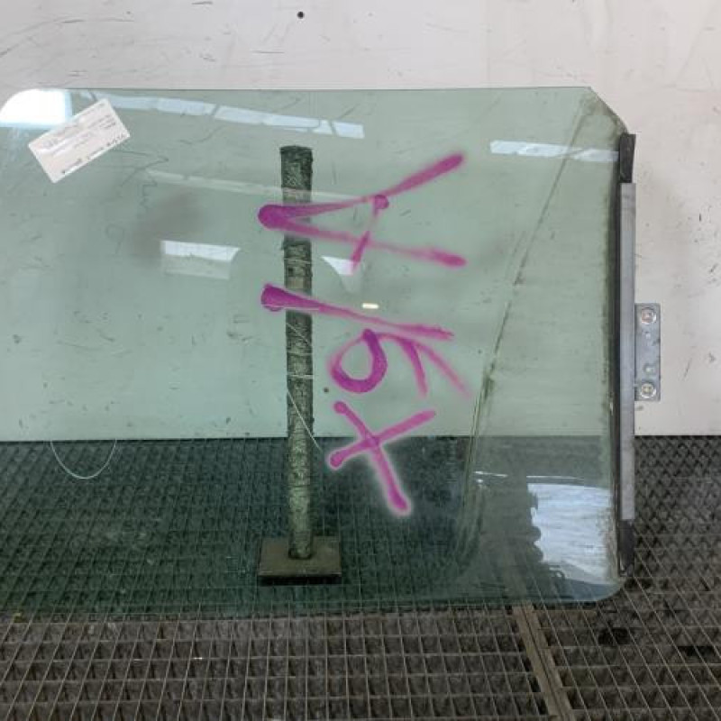 Vitre avant gauche RENAULT MASTER 2 Photo n°1