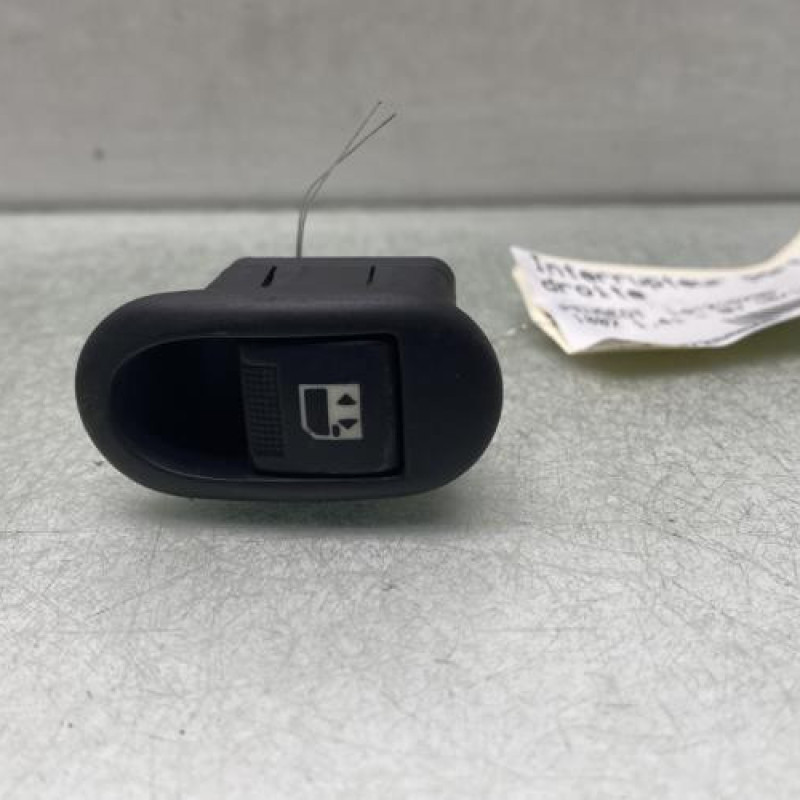 Interrupteur de leve vitre avant droit PEUGEOT 1007 Photo n°1