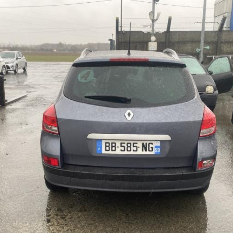 Anti brouillard arriere gauche RENAULT CLIO 3 Photo n°9