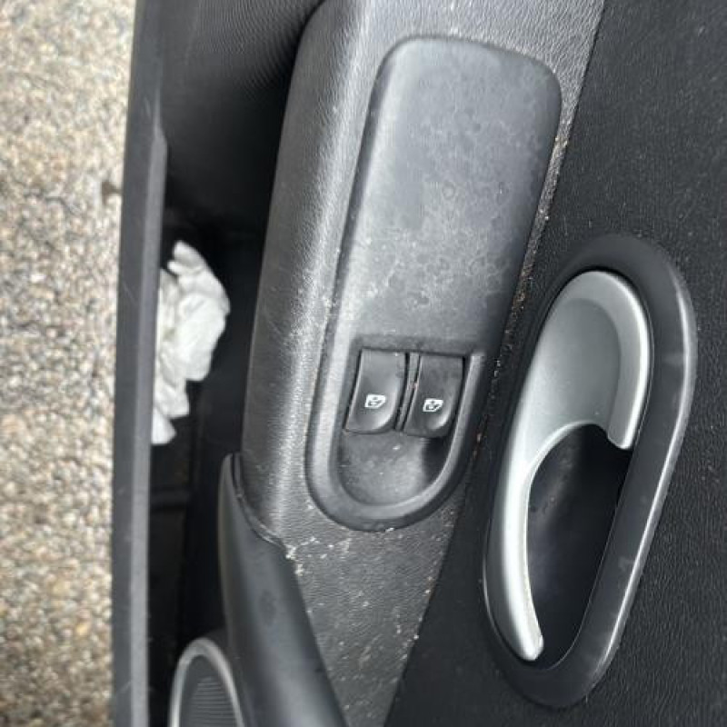 Anti brouillard arriere gauche RENAULT CLIO 3 Photo n°19