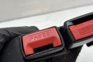 Attache ceinture arriere droit RENAULT CLIO 3