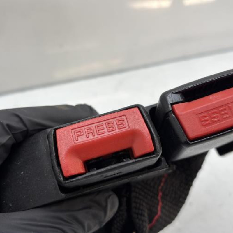 Attache ceinture arriere droit RENAULT CLIO 3 Photo n°3