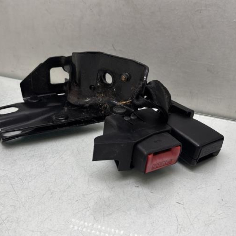 Attache ceinture arriere gauche RENAULT CLIO 3 Photo n°1