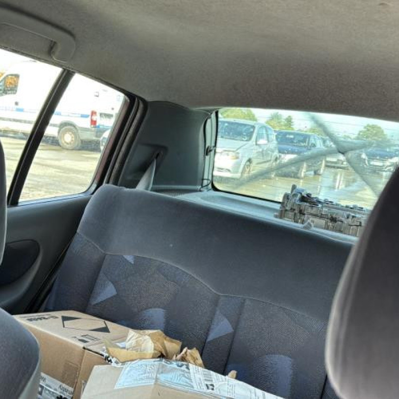 Custode arriere droit (porte) RENAULT CLIO 2 Photo n°16