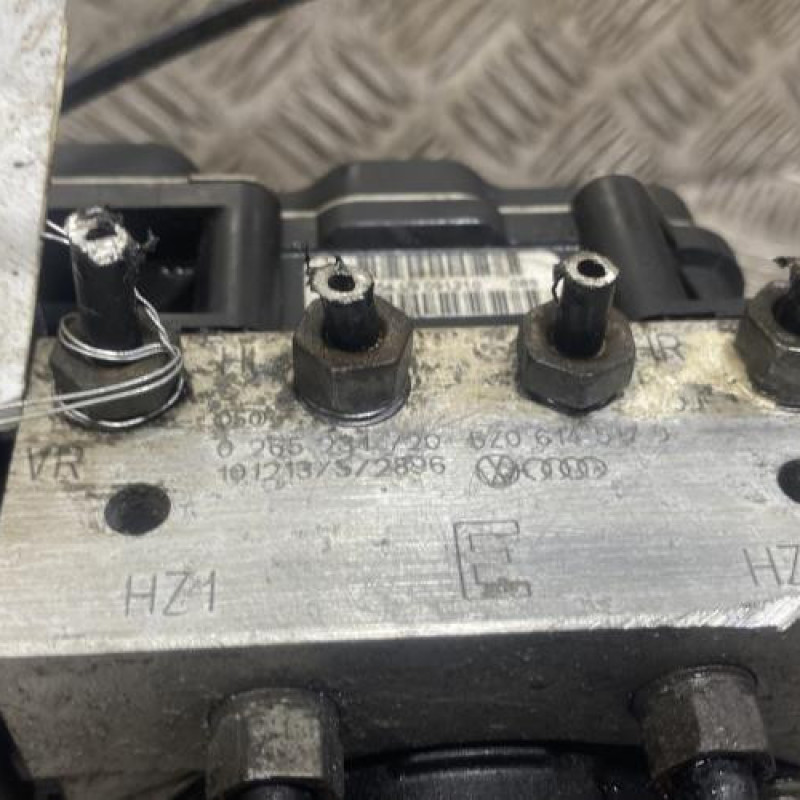 Bloc ABS (freins anti-blocage) VOLKSWAGEN FOX Photo n°3