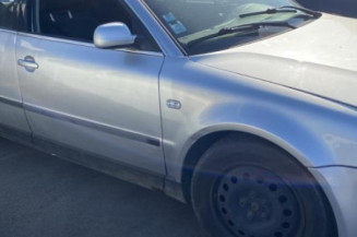 Vitre avant droit VOLKSWAGEN PASSAT 4