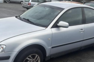 Vitre avant droit VOLKSWAGEN PASSAT 4