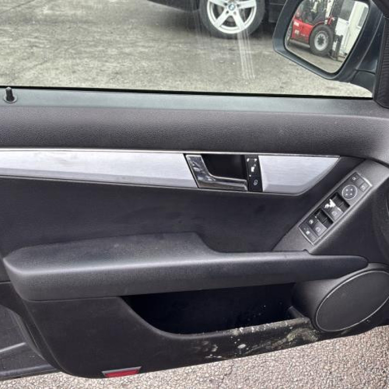 Pare boue arriere droit MERCEDES CLASSE C 204 Photo n°15