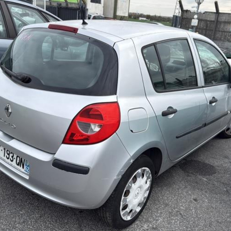 Attache ceinture arriere gauche RENAULT CLIO 3 Photo n°7