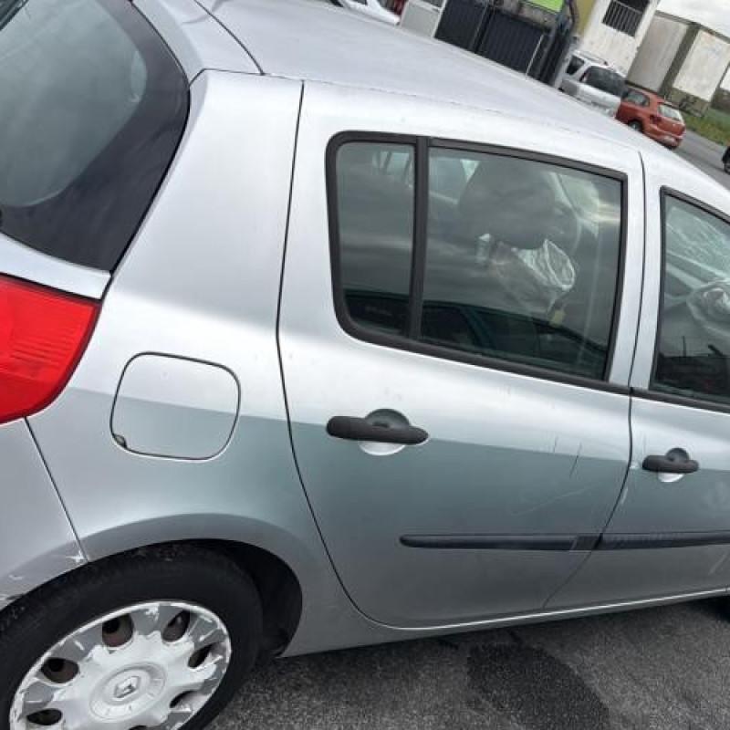 Feu arriere stop central RENAULT CLIO 3 Photo n°10