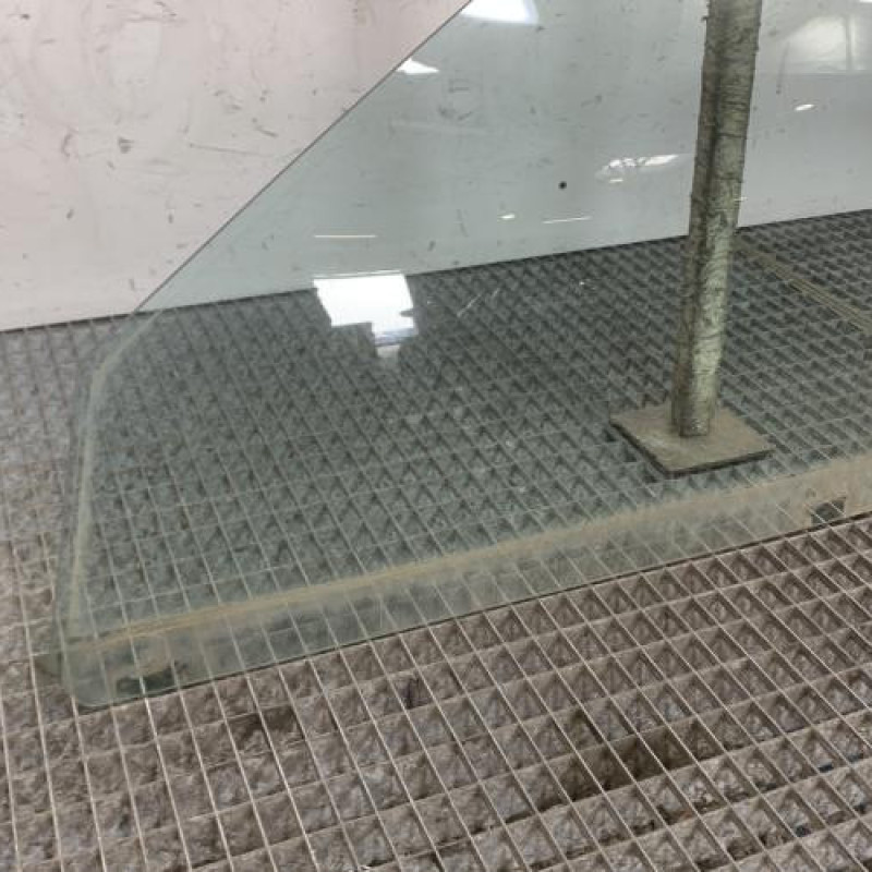 Vitre avant gauche VOLKSWAGEN POLO 3 Photo n°2