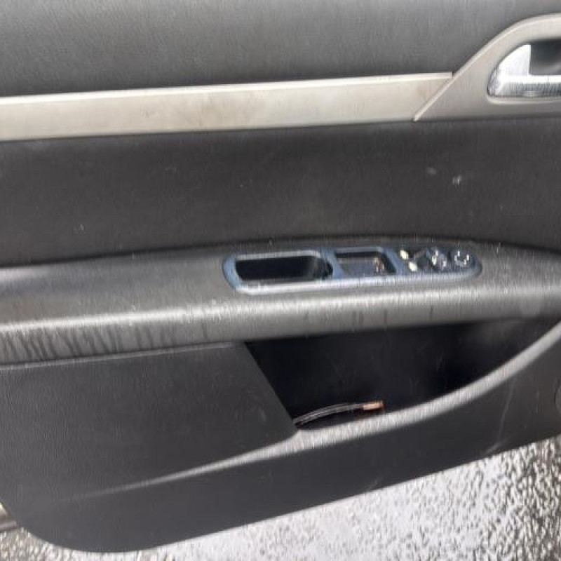 Attache ceinture avant gauche PEUGEOT 407 Photo n°13