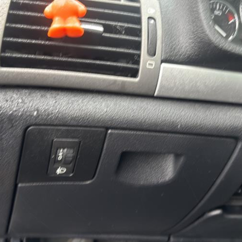 Attache ceinture avant gauche PEUGEOT 407 Photo n°19