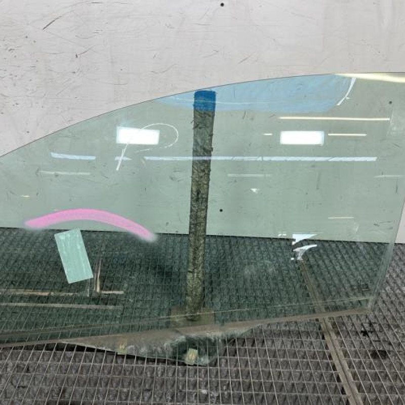 Vitre avant gauche PEUGEOT 207 Photo n°1