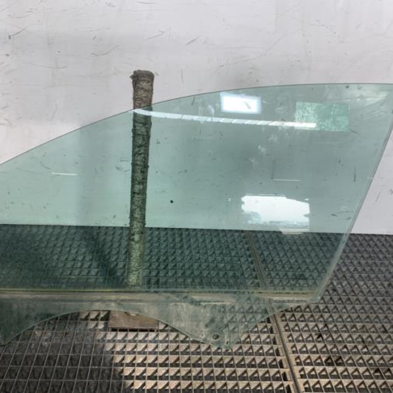 Vitre avant gauche AUDI A4 3 Photo n°1