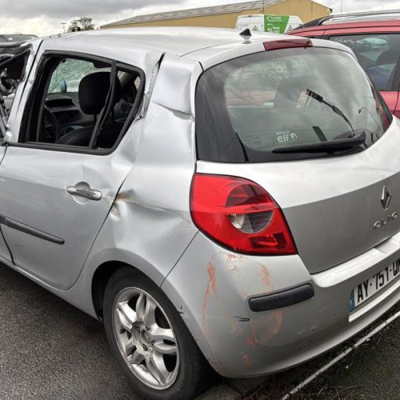 Feu arriere stop central RENAULT CLIO 3 Photo n°7