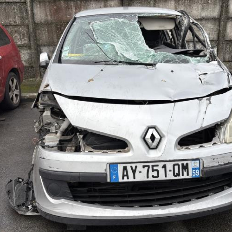 Feu arriere stop central RENAULT CLIO 3 Photo n°11