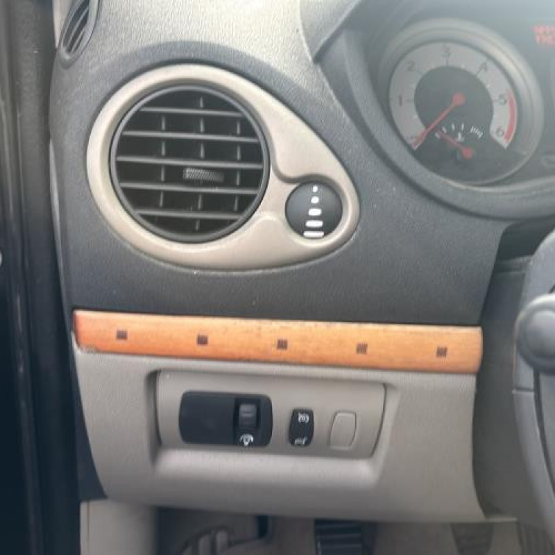 Feu arriere principal gauche (feux) RENAULT CLIO 3 Photo n°19