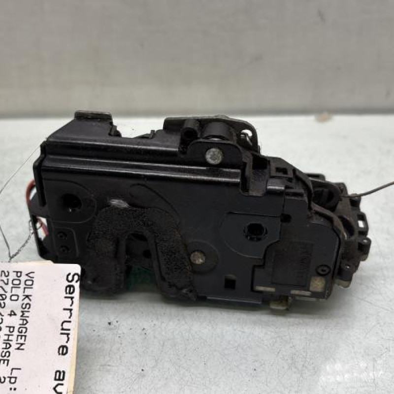 Serrure avant gauche VOLKSWAGEN POLO 4 Photo n°1