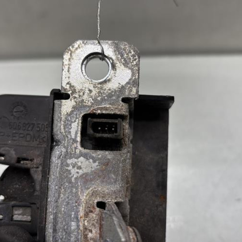 Serrure de coffre VOLKSWAGEN POLO 4 Photo n°3