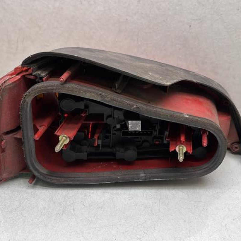 Feu arriere principal droit (feux) PEUGEOT 106 Photo n°2