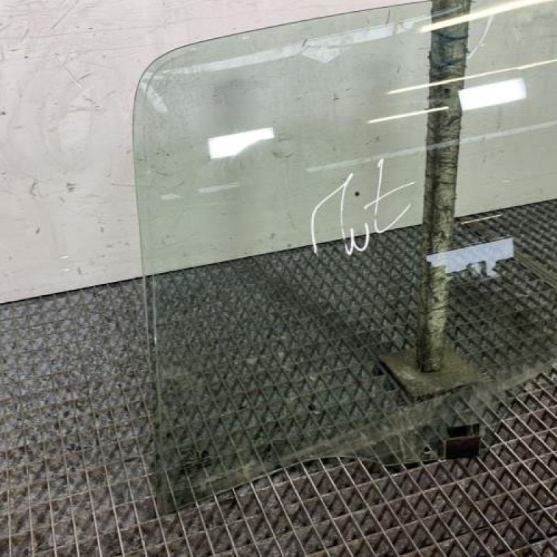 Vitre arriere gauche PEUGEOT 206+ Photo n°2