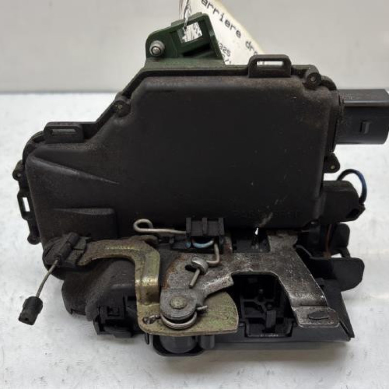Serrure arriere droit VOLKSWAGEN GOLF 4 Photo n°1